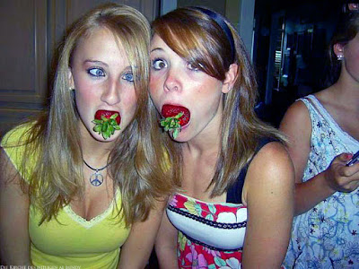 Frauen das Maul stopfen - Erdbeeren in Mund