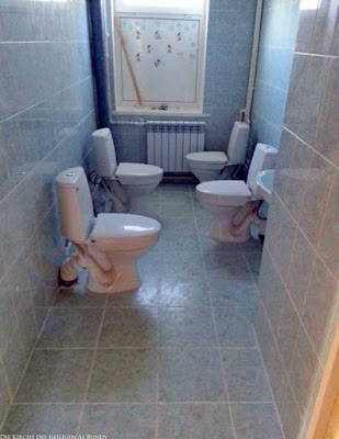 Frauenklo - Badezimmer mit vier Toiletten