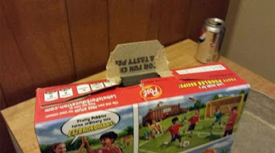 Genervt von Cornflakes Verpackung aufreißen - Stress am Morgen Genervt von Cornflakes Verpackung aufreißen - Stress am Morgen