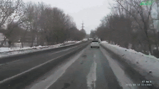 Glatteis im Winter - Auto rutscht vorbei  - Straßenverkehr