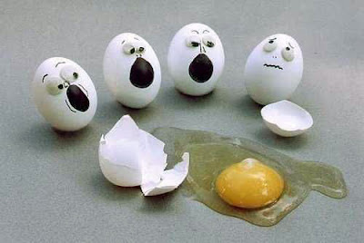 Gruppe bemalter Eier erschrocken über kaputtes Ei 