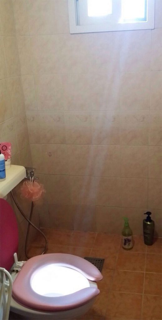 Holy Shit - Göttlicher Lichtstrahl scheint auf Toilette