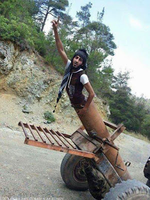Islamischer Staat Soldat in selbstgebauter Kanone