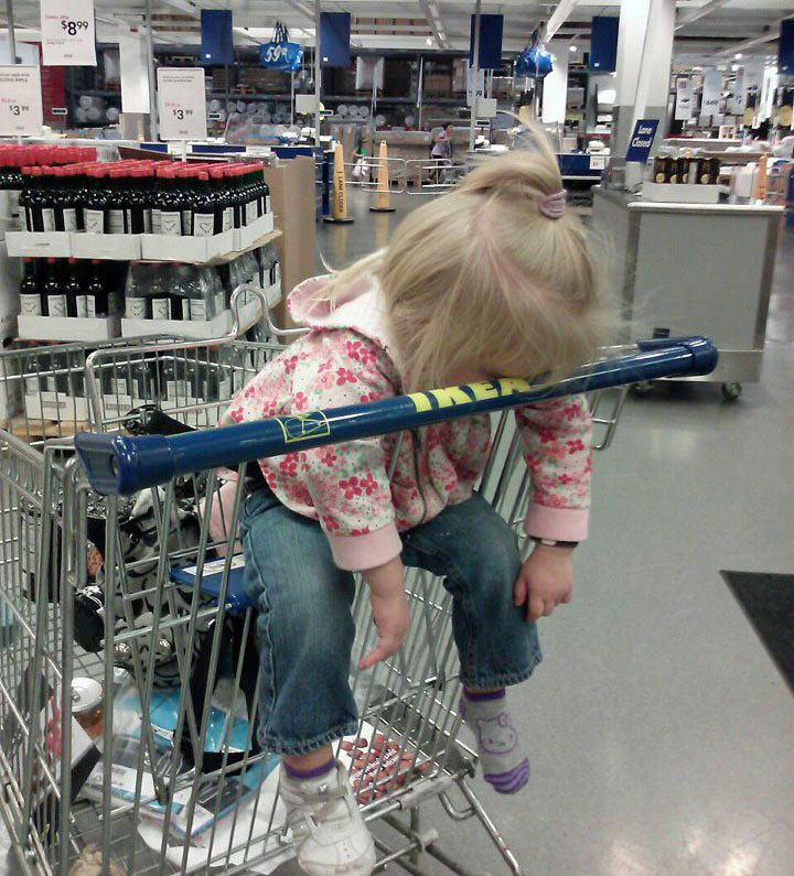 Kind schläft im Einkaufswagen - Shoppen im Ikea Langeweile