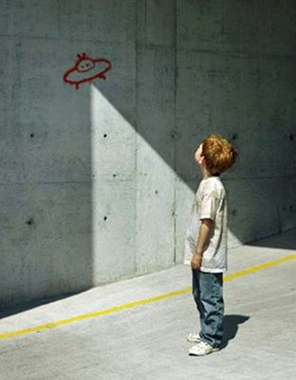 Kind sieht Raumschiff an Wand - Schatten 