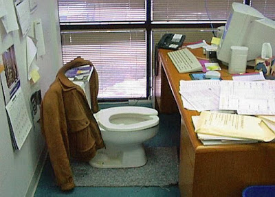Klo auf Arbeit im Büro lustig - heilige Scheiße Klo auf Arbeit im Büro lustig - heilige Scheiße