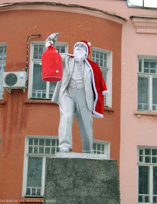 Komische Statue  Weihnachtsmann mit rotem Mantel und Geschenksack