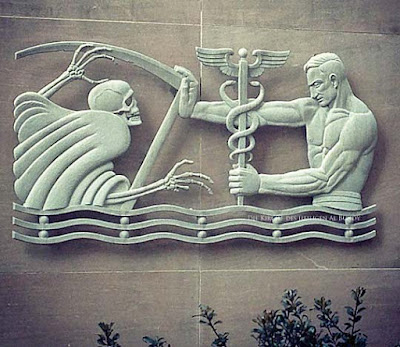 Krankenhaus - Medizin Symbol - Mann kämpft mit Hermesstab gegen Tod