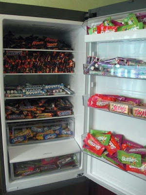 Kühlschrank voller Schokolade und Süßigkeiten 