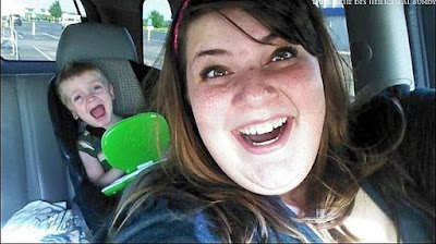 Lachen und weinen - Mama mit Kind im Auto 
