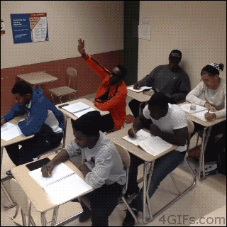 Lehrer beantwortet Frage in engem Klassenzimmer lustig Spassbilder
