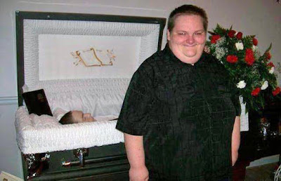Lustige Bilder über den Tod - Mann bei Beerdigung