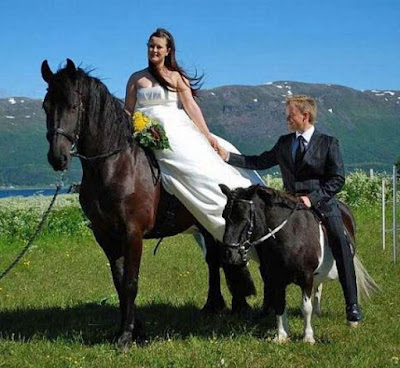 Eheschließung - Brautpaar auf Pferden