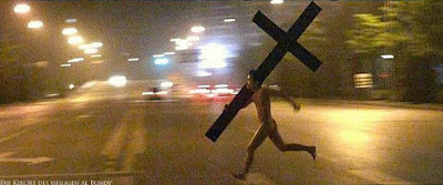 Mann rennt mit Kreuz über Straße - Diebstahl 