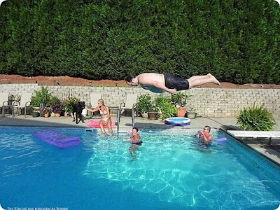 dicker Mann springt in den Pool Spaßbilder Sommer