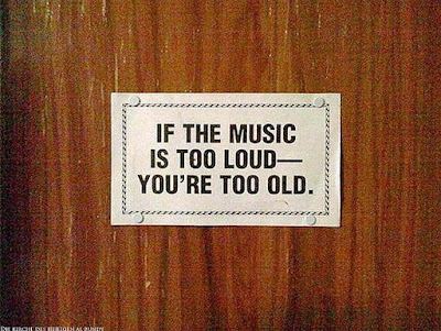 Schild für alte Leute die sich über laute Musik aufregen