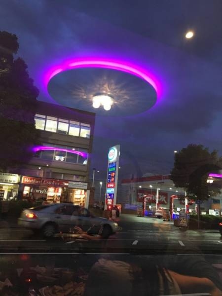 Lustige Foto - Täuschung Übersinnliches - Ufo über Stadt