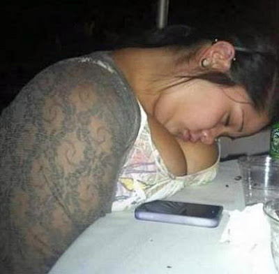 Am Tisch schlafen - Lustige Frauen Bilder