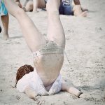 Spaßbilder Menschen - Am Strand auf Gesicht fallen