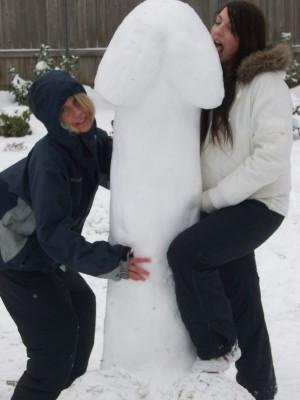 Lustige Frauen mit Phallus Schneeskulptur
