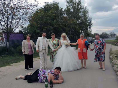 Hochzeitsbilder - Schwiegermutter liegt auf dem Boden