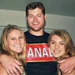 Lustige Menschen Bilder Kanada Mann mit zwei Frauen im Arm 1 Freizeit Dumm, Fashion, Lustiges, Mode
