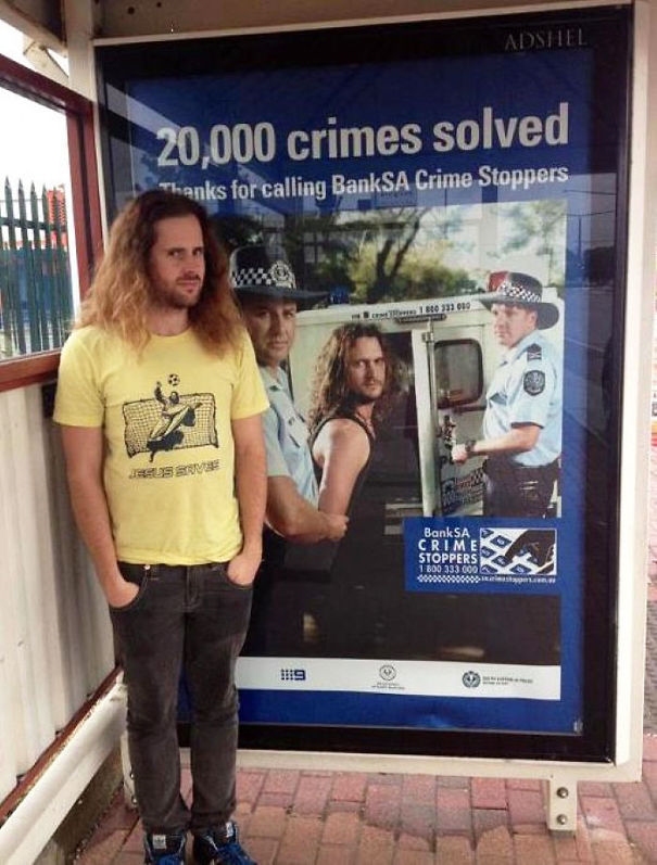Lustige Menschen den bösen Doppelgänger auf Polizei-Plakat entdeckt