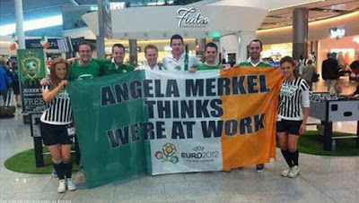 Menschen mit Spruch Banner - Merkel glaubt wir arbeiten 
