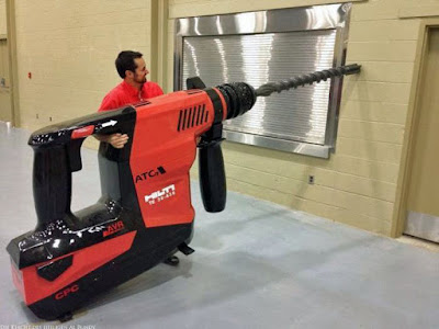 Lustige Nachbarn - Handwerker macht Lärm mit Bohrmaschine - Witzige Handwerker bei der Arbeit Nachbarn - Handwerker macht Lärm mit Bohrmaschine - Handwerker bei der Arbeit