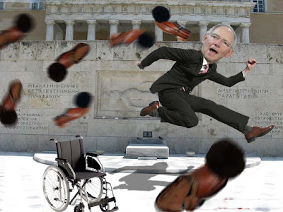 Politiker Wolfgang Schäuble wird mit Schuhen beworfen