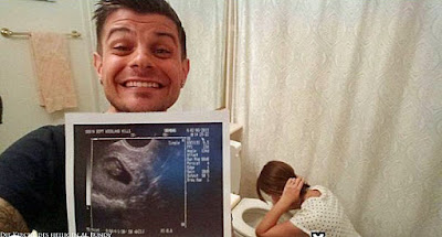 Schwangerschafts Bilder glückliche Eltern mit Ultraschallbild