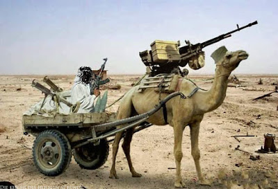 Lustige Soldaten Bilder - Bewaffnetes Kamel - Tierische Geheimwaffen der Armee Lustige Soldaten Bilder - Bewaffnetes Kamel - Tierische Geheimwaffen der Armee