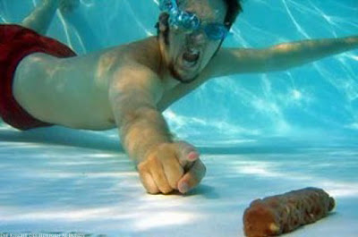 Sommer Bilder - Mann schwimmt im Freibad 