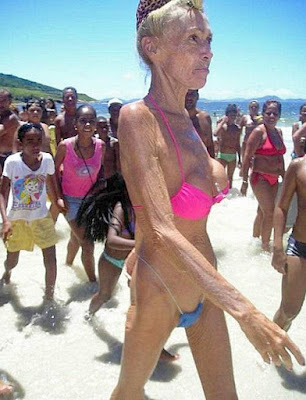 Strand Bilder - Oma im Bikini ekelhaft