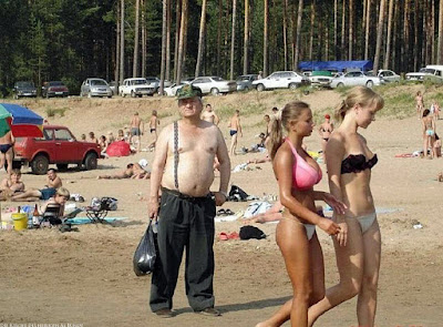 Strandbilder zum lachen Alter Mann und schöne Frauen im Bikini