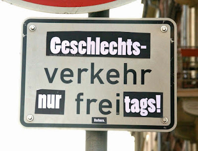 Extrem lustige Verkehrsschilder mit Spruch Extrem lustiges Verkehrsschilder mit Spruch - Verkehr nur Freitags