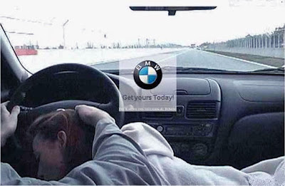Werbung BMW - Mann und Frau fahren gemeinsam Auto zum lachen