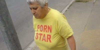 alte Oma läuft auf der Straße mit spaßigem T-Shirt