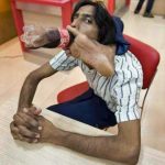 Lustige Menschenbilder - Mit dem Fuß hinter dem Kopf Cola trinken