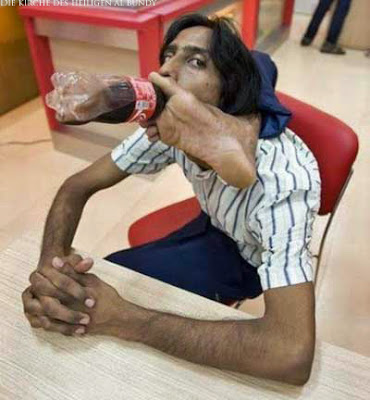 Lustige Menschenbilder - Mit dem Fuß hinter dem Kopf Cola trinken