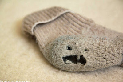schmutzige Socke mit Loch