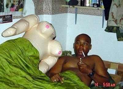 Lustige schwarze Menschen mit Gummipuppe - Peinliche Bilder Menschen mit Gummipuppe - Peinliche Bilder
