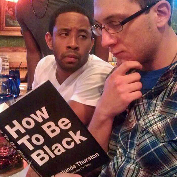 schwarze und weiße Menschen - Buch lesen gegen Langweile - Satire