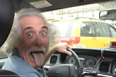 Lustiger Albert Einstein Doppelgänger beim Auto fahren - Spassbild Stau