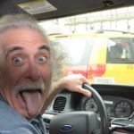 Lustiger Albert Einstein Doppelgaenger beim Auto fahren Spassbild Freizeit Lustige Bilder, Prominente