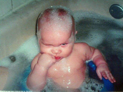Baby Blick in der Badewanne 