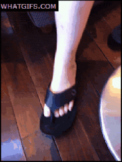 Lustiger Frauen Fuß mit Zehen Stinkefinger zeigen