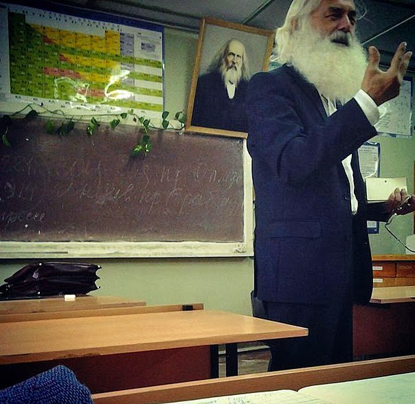 Lehrer sieht aus wie Karl Marx 