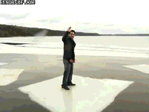 Mann auf zugefrorenem See Eisschollen laufen
