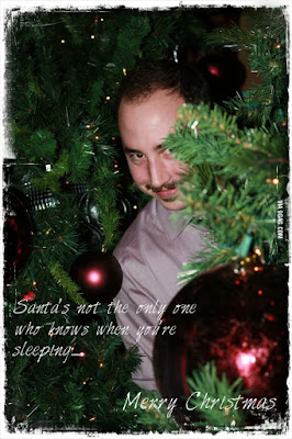 Mann hinter Weihnachtsbaum Spassbilder